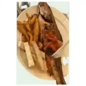 Peixe-galo grelhado com banana-da-terra e inhame frito com molho de pimenta
